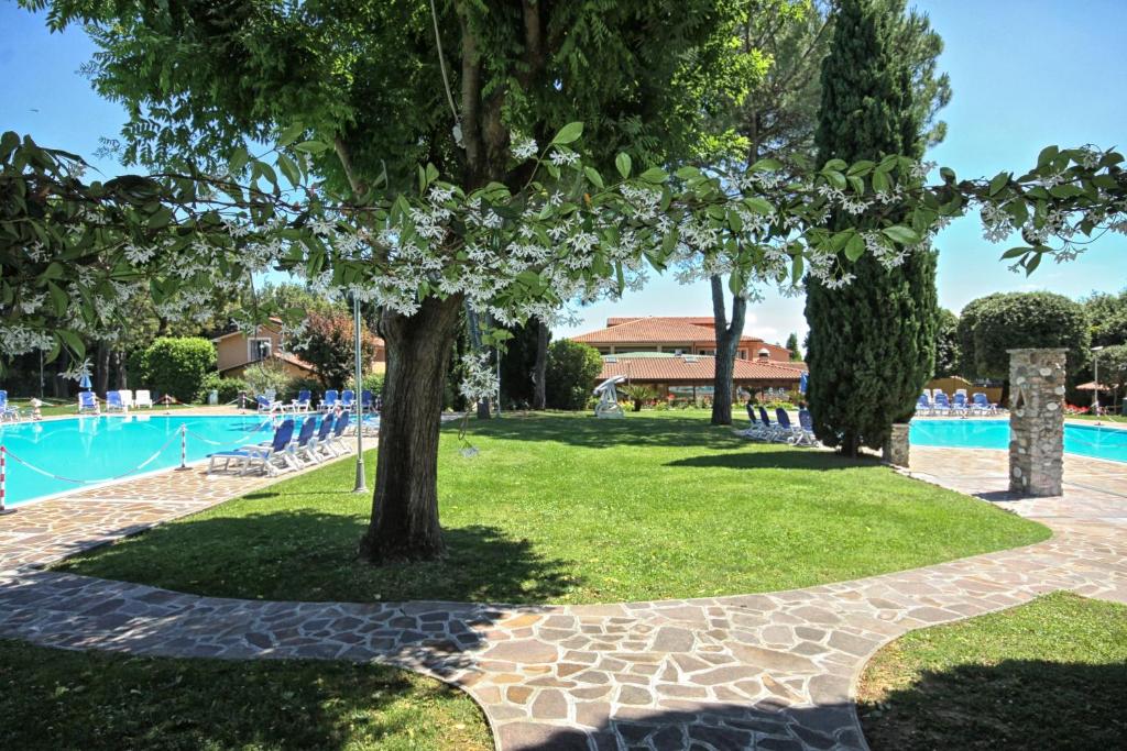 Bazén v ubytovaní West Garda Hotel alebo v jeho blízkosti