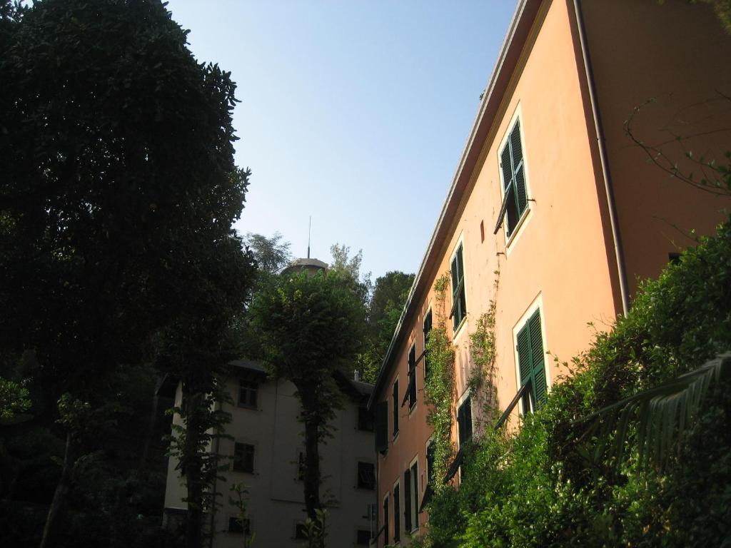 vistas a un edificio con un árbol en Regina Elena Dependance, en Santa Margherita Ligure