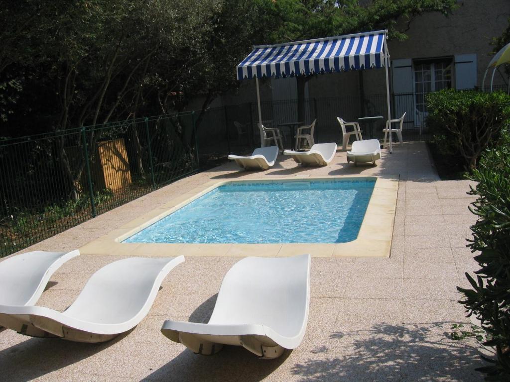 Piscine de l&#39;&eacute;tablissement Le Petit Manoir Logis ou situ&eacute;e &agrave; proximit&eacute;