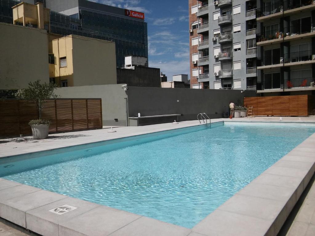 una gran piscina en la parte superior de un edificio en Departamento con Piscina a 200 mt Movistar Arena en Buenos Aires