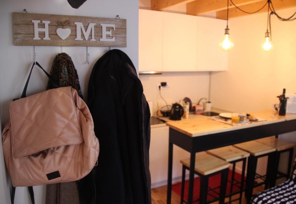 een keuken met een tafel en een tas aan de muur bij Loft Mártires in Porto