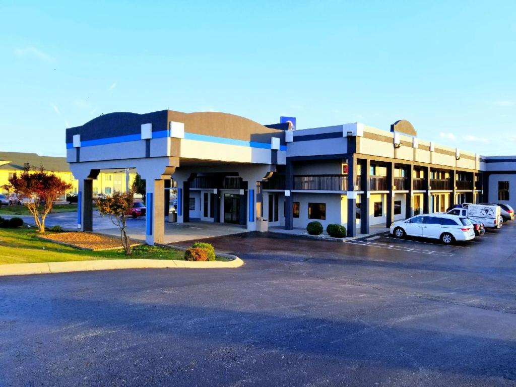 un gran edificio con coches estacionados en un estacionamiento en Gateway Inn, en Clarksville