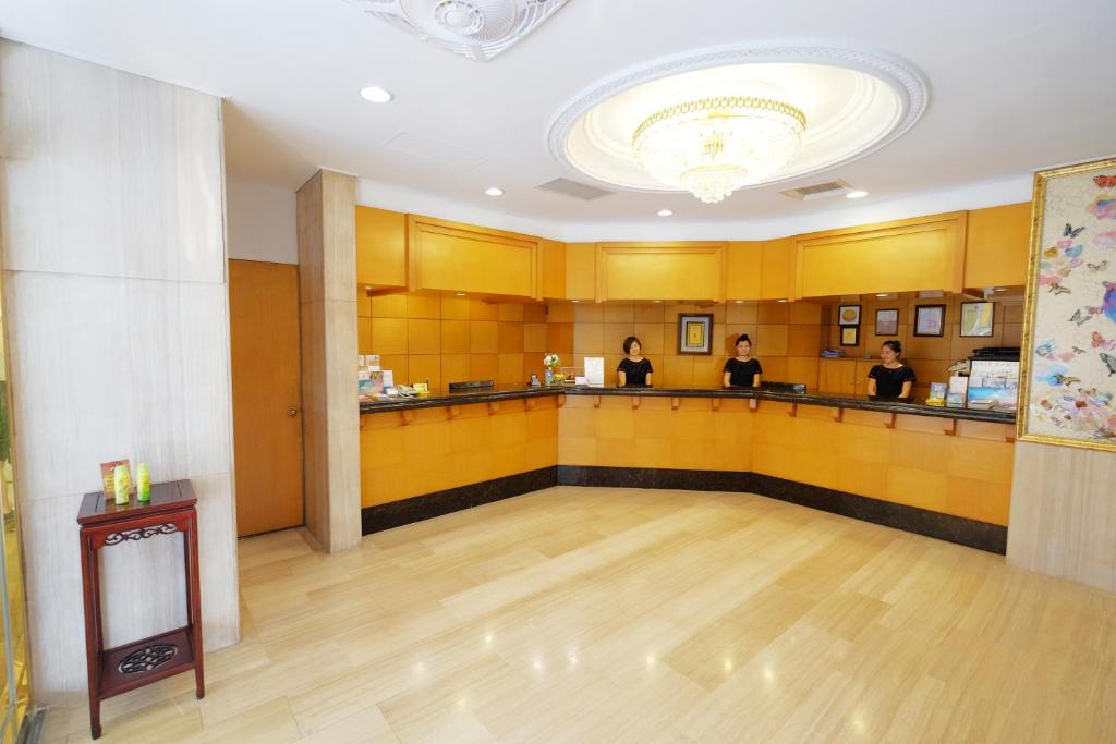 a hair salon with two women standing at a counter at Dynasty Hotel in Tainan