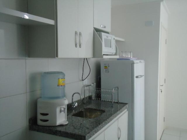 cocina con encimera con batidora y nevera en Edifício NEO 1, en Maceió