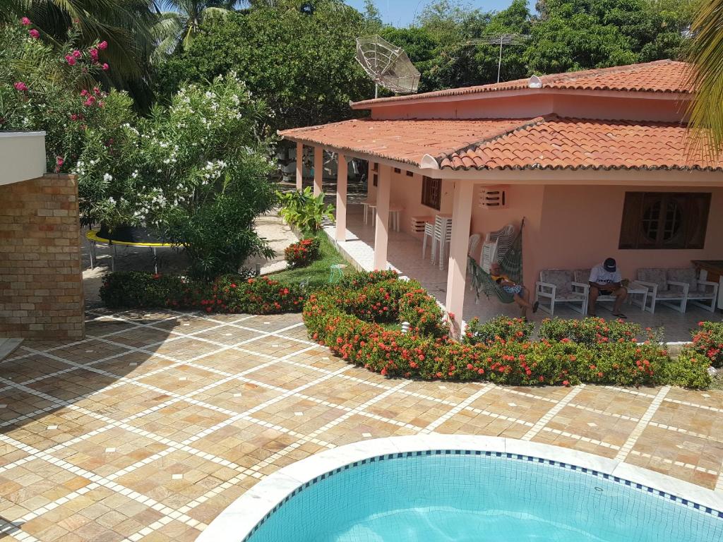 an aerial view of a house with a swimming pool at Casa Barra De São Miguel 3 suites acomoda 16 pessoas in Barra de São Miguel