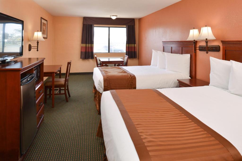 ein Hotelzimmer mit 2 Betten und einem TV in der Unterkunft Americas Best Value Inn & Suites-East Bakersfield in Bakersfield