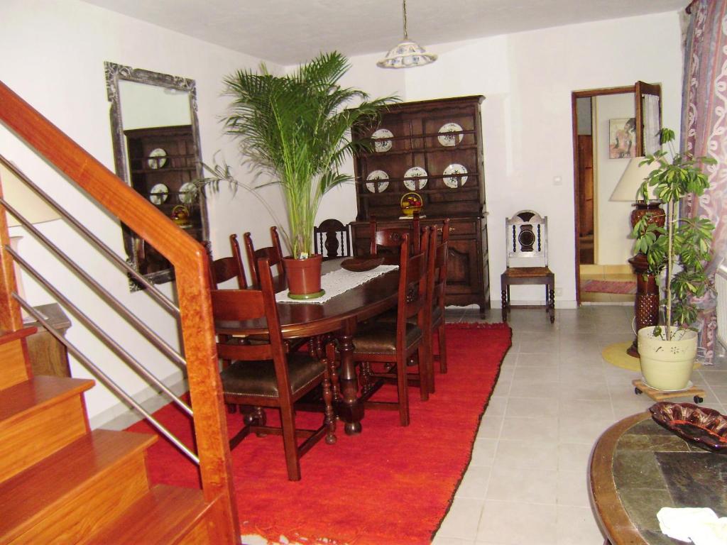 a dining room with a table and chairs at Chambres d&#39;hôtes Air Marin in Lannion