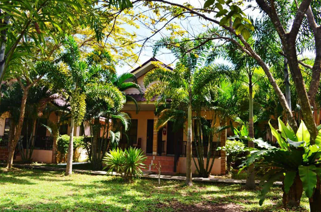 una casa con palmeras delante en Naraya Resort, en Ko Lanta