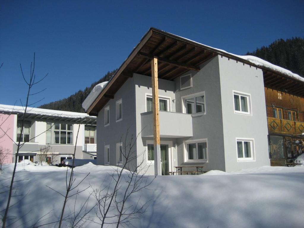 ein Gebäude mit Schnee davor in der Unterkunft Alpen Chalet Eben in Eben im Pongau