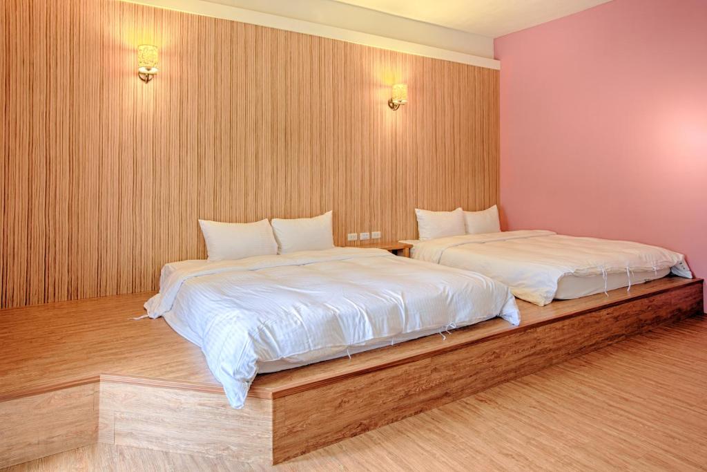 a bedroom with two beds in a room at Love Summer Hostel in Hengchun South Gate