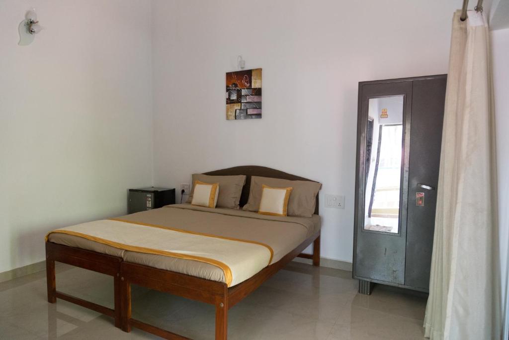 Cama o camas de una habitación en Hill Top Goa Lodge