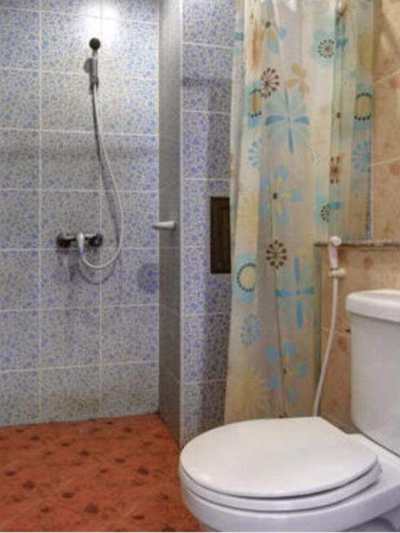 Koupelna v ubytování Baantonkhaokata Hotel