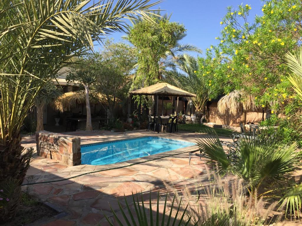 una piscina en un jardín con cenador en Bethanie Guest House, en Bethany