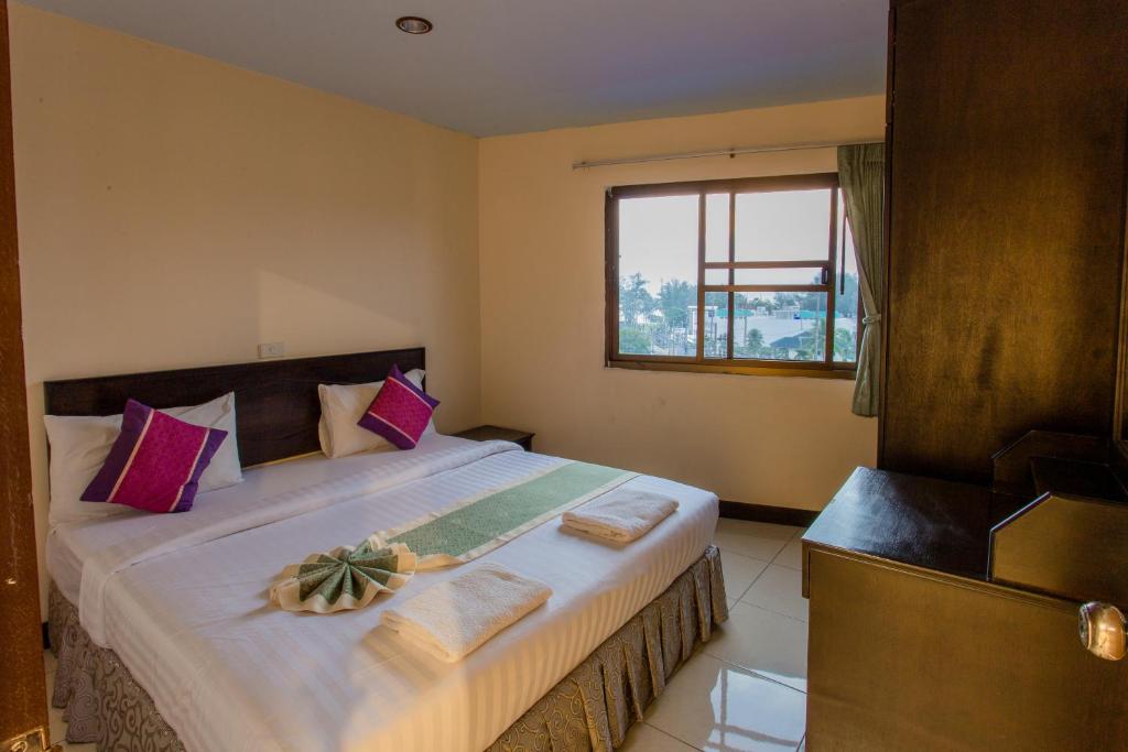 Letto o letti in una camera di Surin Sunset Hotel - SHA