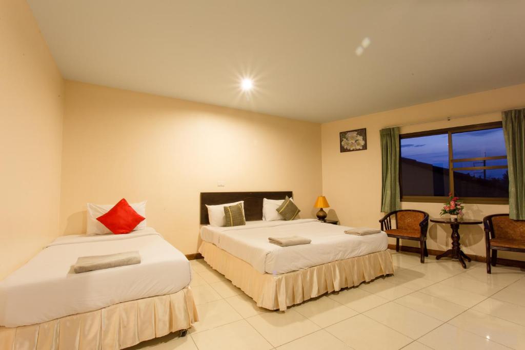 Letto o letti in una camera di Surin Sunset Hotel - SHA