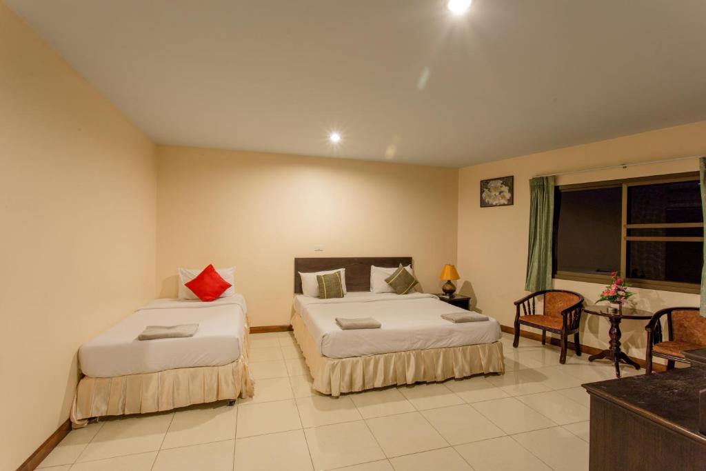 Letto o letti in una camera di Surin Sunset Hotel - SHA