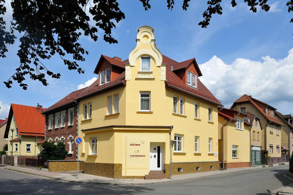 een geel gebouw met een klokkentoren op een straat bij Ferienwohnungen Conny in Rudolstadt