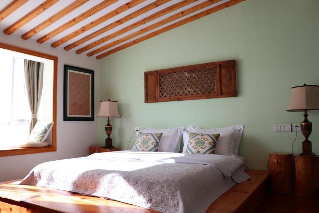 Postel nebo postele na pokoji v ubytování Dali Yunxi Boutique Inn
