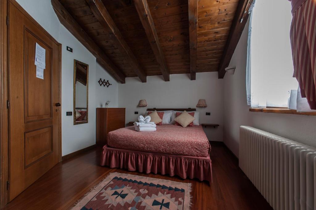 Postel nebo postele na pokoji v ubytování Hotel Baita Cretaz