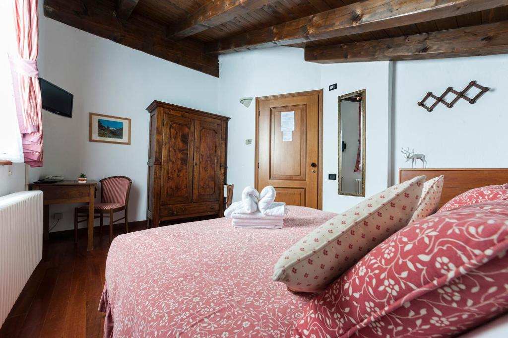 Postel nebo postele na pokoji v ubytování Hotel Baita Cretaz