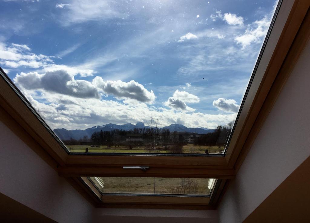 ein großes Dachfenster in einem Zimmer mit Fenster in der Unterkunft Ferienwohnung Bergblick in Bad Aibling