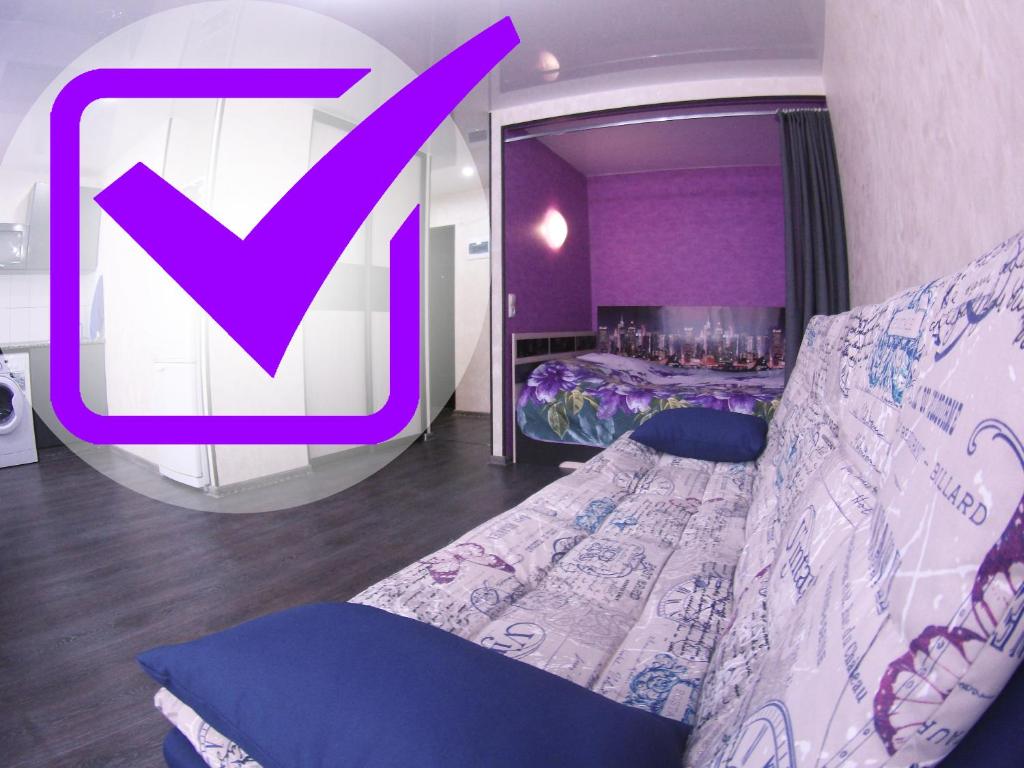 コムソモリスク・ナ・アムーレにあるApartment on Lenina 44の紫色の部屋(ベッド1台、大きな鏡付)
