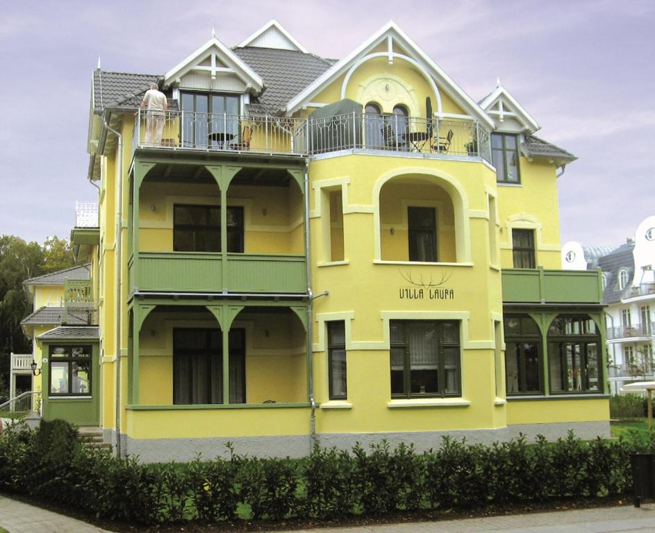 キュールングスボルンにあるFerienwohnung Villa Lauraの黄色の建物