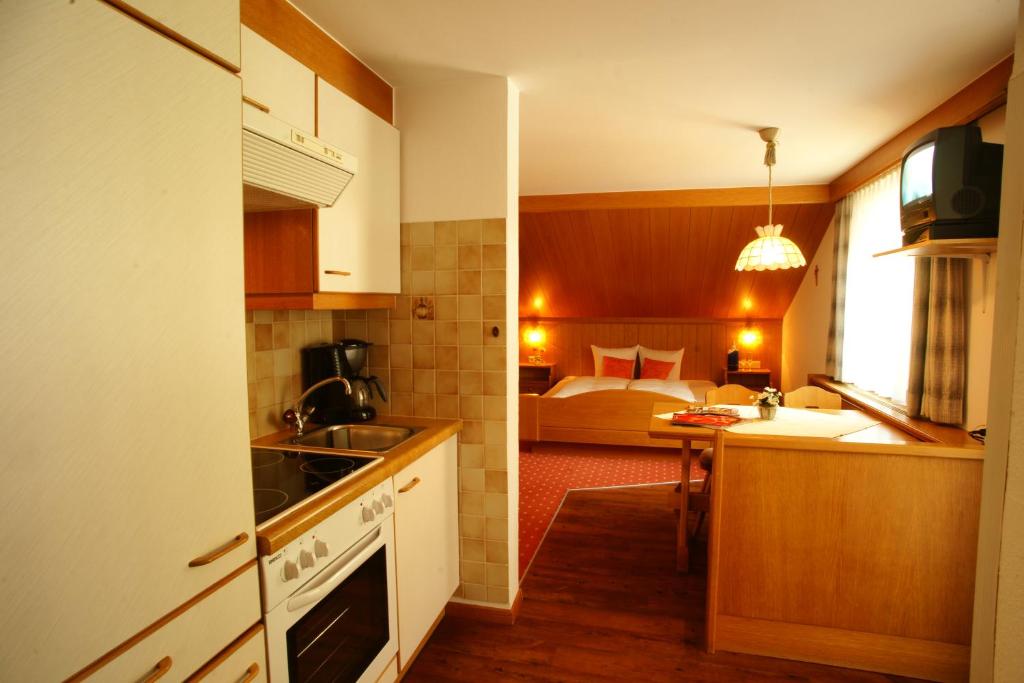 Kuchyň nebo kuchyňský kout v ubytování Landhaus Raich