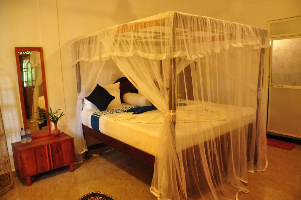 Un pat sau paturi într-o cameră la Mama's place Mirissa