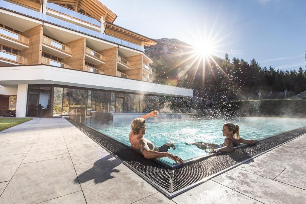 un gruppo di persone sedute in piscina di Natur- und Aktivresort Reiterhof ad Achenkirch