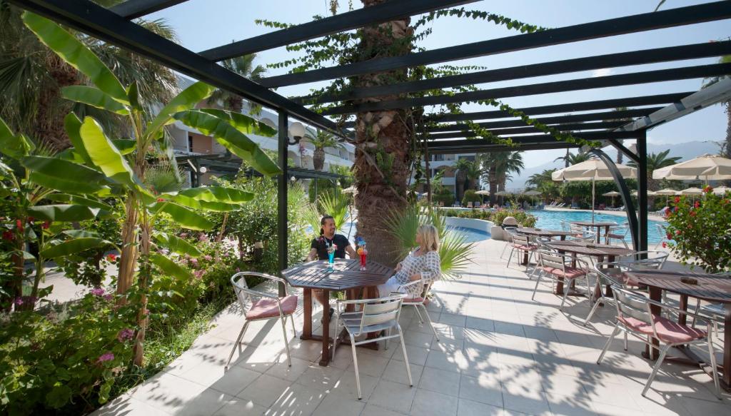 Bazén v ubytování Tigaki Beach Hotel nebo v jeho okolí