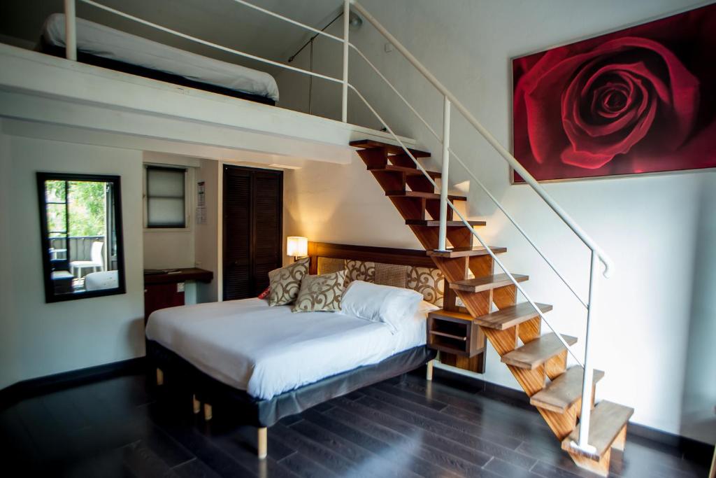 Postel nebo postele na pokoji v ubytování Hotel B Lodge