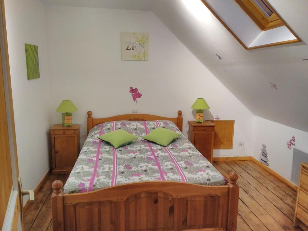 um quarto com uma cama de madeira e almofadas verdes em FLAB'ZEN em Criel-sur-Mer