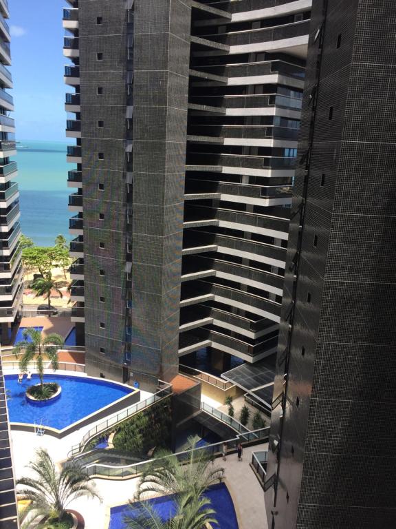 una vista aérea de un gran edificio con piscina en Landscape Beira Mar Fortaleza, en Fortaleza