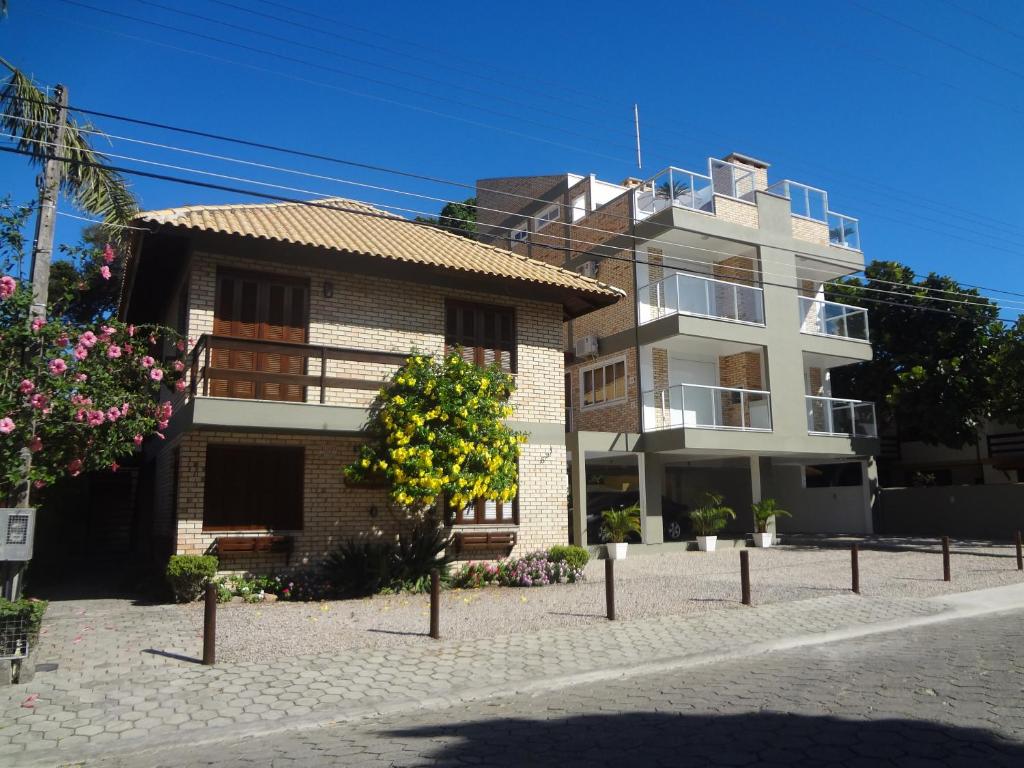 een gebouw met een boom ervoor bij Bombinhas Quinta do Mar Complexo A in Bombinhas