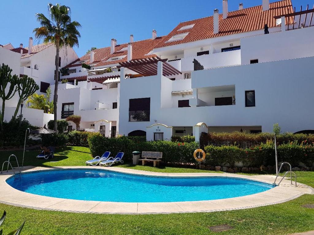 una piscina frente a un edificio en Apartment Russell, en Marbella