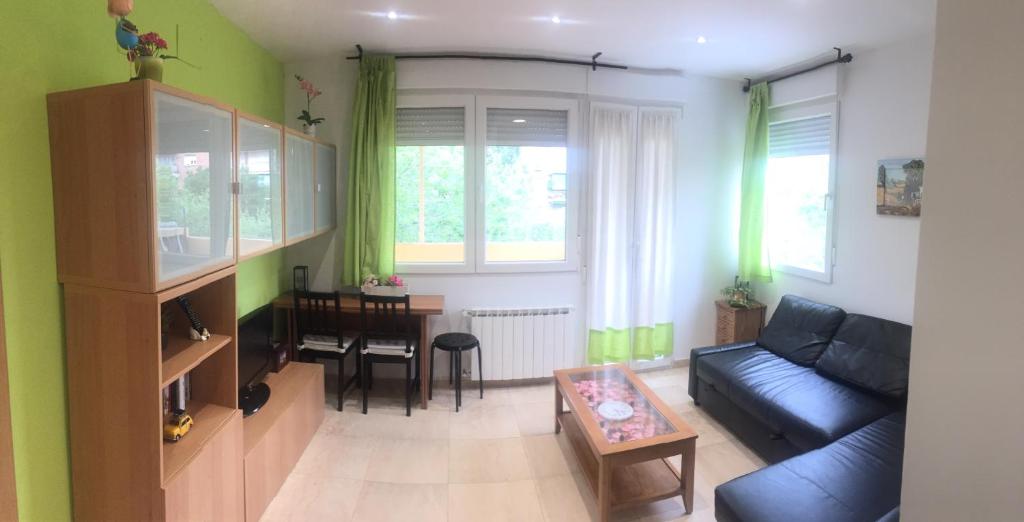 uma sala de estar com um sofá e uma mesa em Departamento Valera em Madri