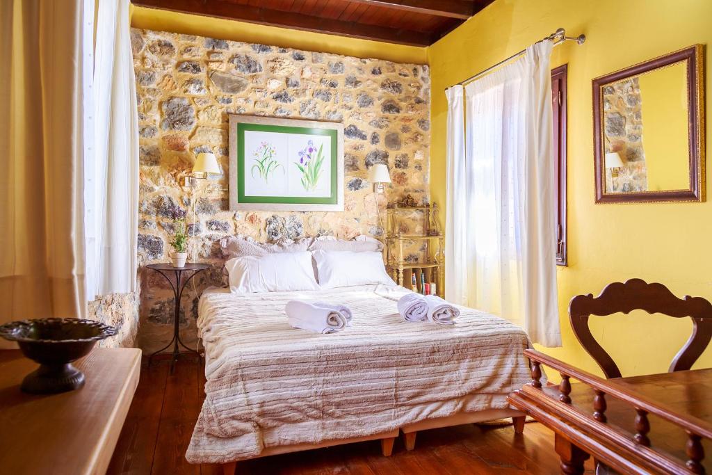 Postel nebo postele na pokoji v ubytování Dorovinis Country Houses