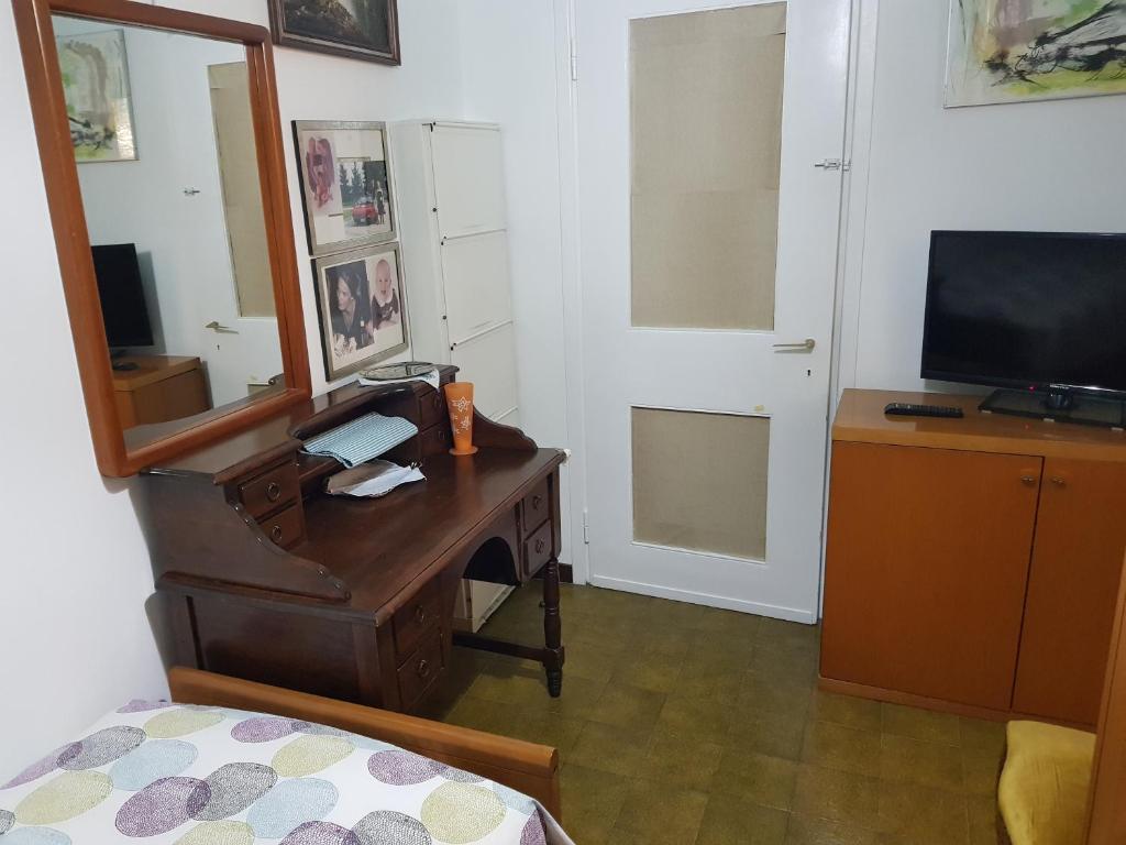 A television and/or entertainment centre at B&B Cavaliere Milano