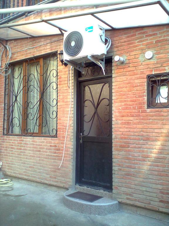 Una puerta a un edificio de ladrillo con una cámara. en Vita, en Tiflis