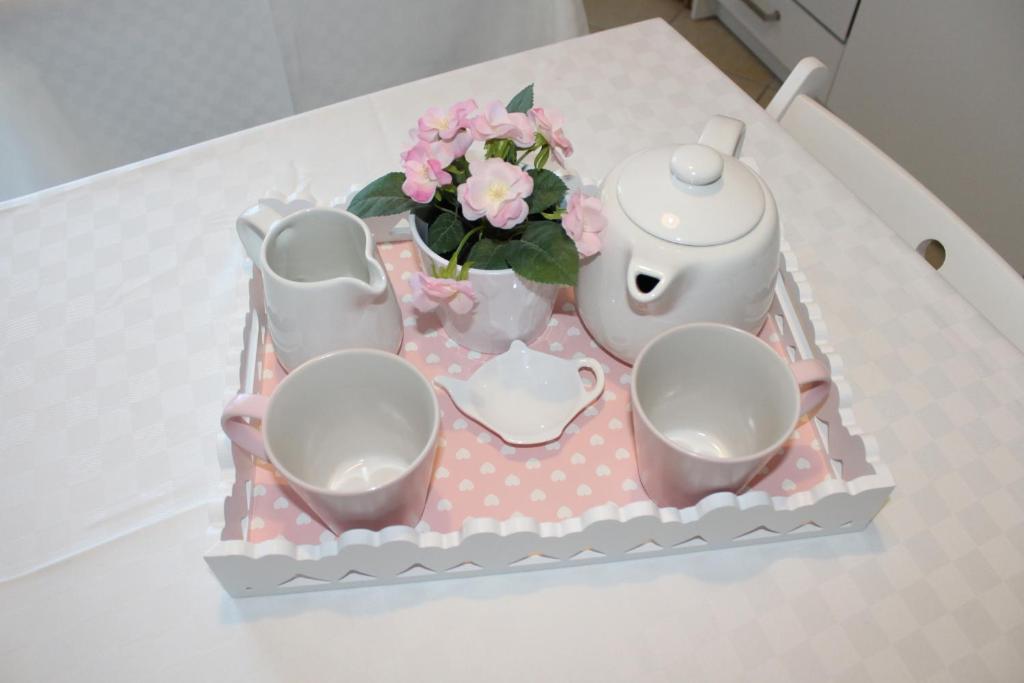 Příslušenství pro přípravu čaje a kávy v ubytování B&B Bouquet di fiori
