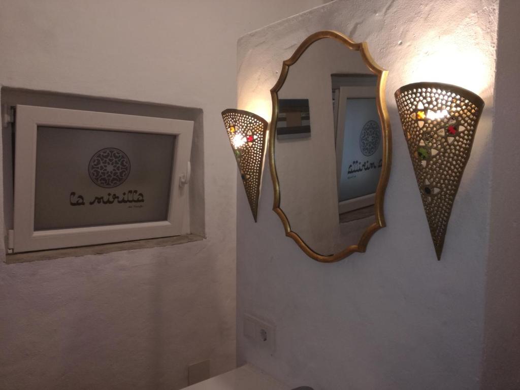 タリファにあるLa Mirilla Suites 2のバスルーム(照明2つ、壁掛け鏡付)