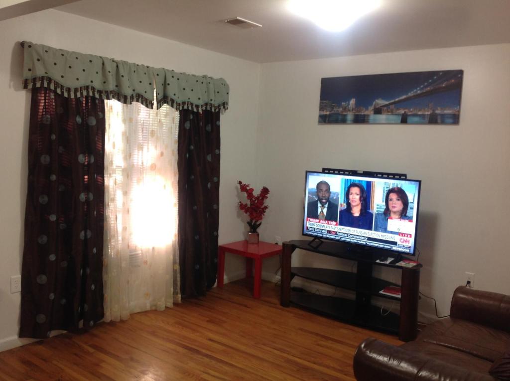 TV o dispositivi per l'intrattenimento presso Mojoy Homesuites At Runyon