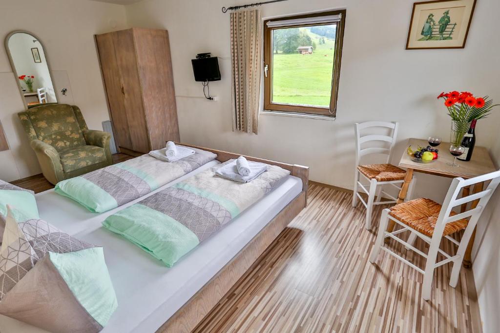 Postel nebo postele na pokoji v ubytování Pension Rauschberghof