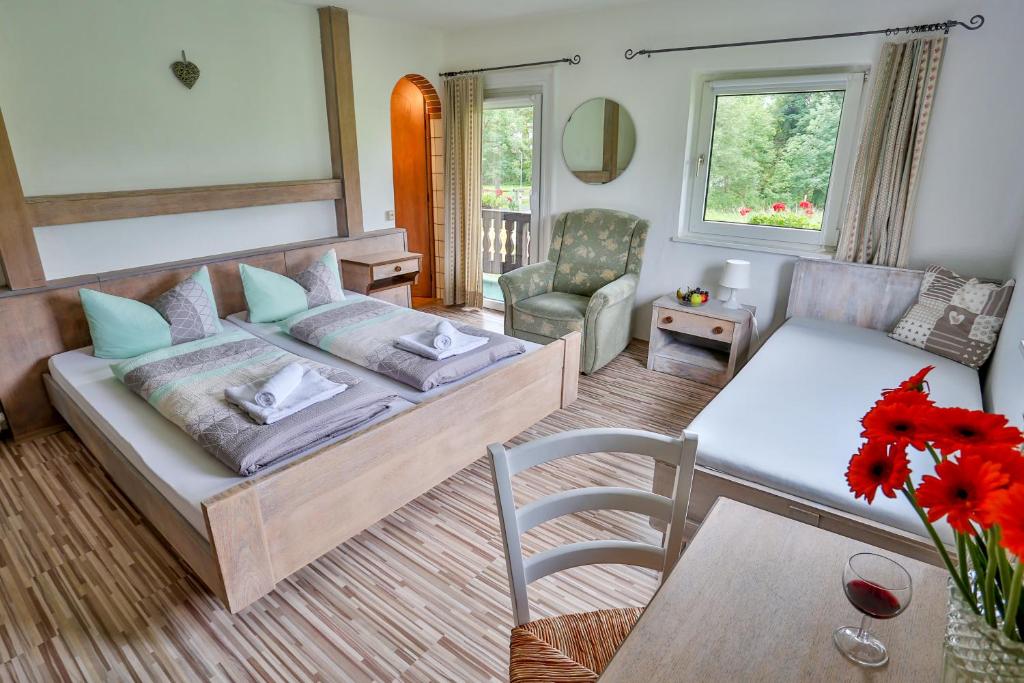 Postel nebo postele na pokoji v ubytování Pension Rauschberghof