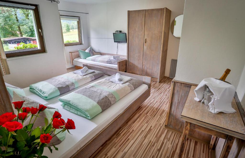 Postel nebo postele na pokoji v ubytování Pension Rauschberghof