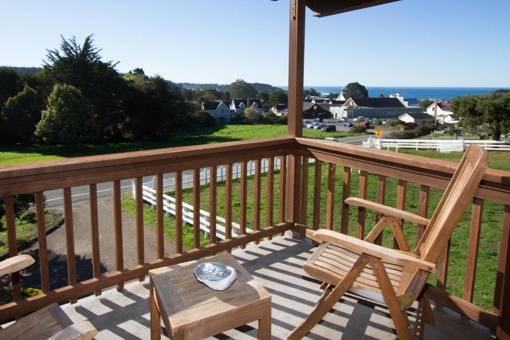 Mendocino View West - Housity