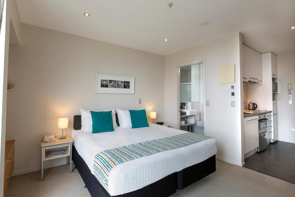 Voodi või voodid majutusasutuse Quest Carlaw Park Serviced Apartments toas