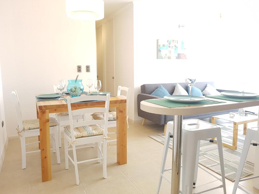 sala de estar con mesa y sofá en Marina Sol III Departamento, en Coquimbo