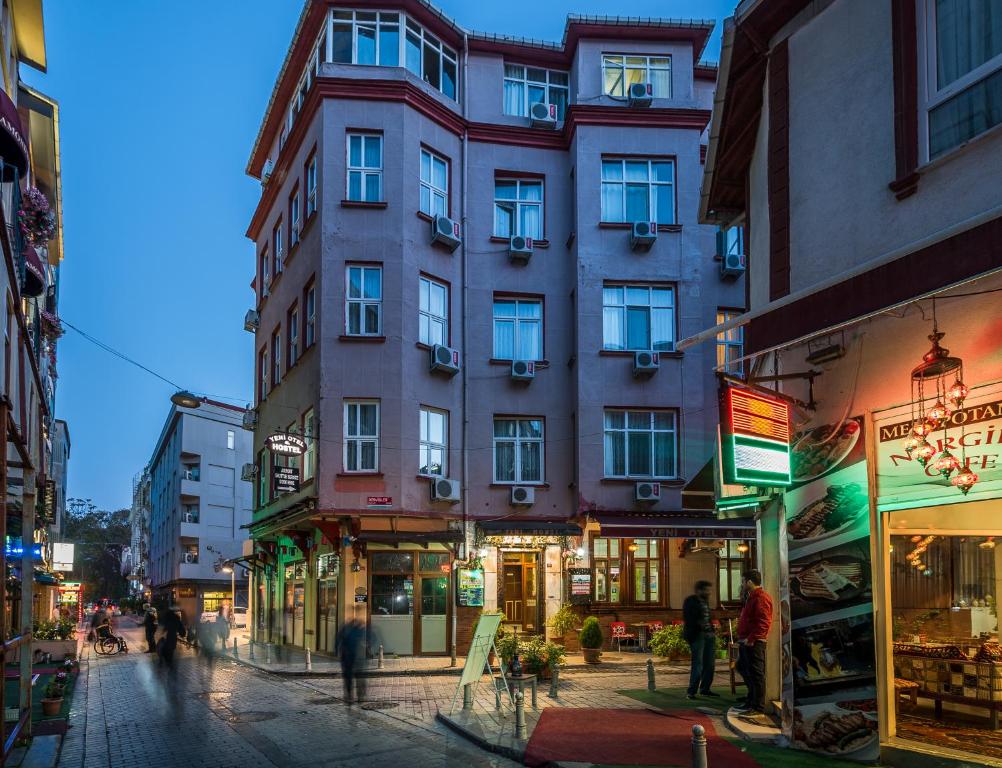 wysoki budynek na ulicy miejskiej w nocy w obiekcie Yeni Hotel w Stambule